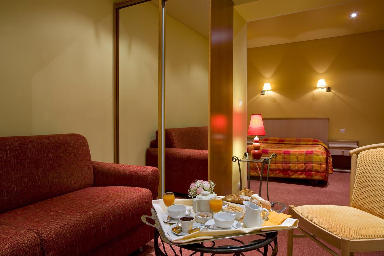 Hotel Restaurant Le Parc Moulins  Kültér fotó