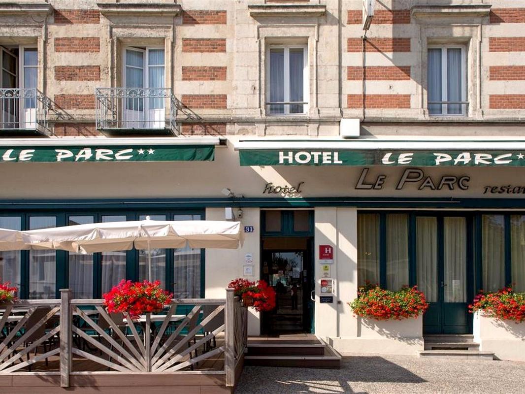 Hotel Restaurant Le Parc Moulins  Kültér fotó